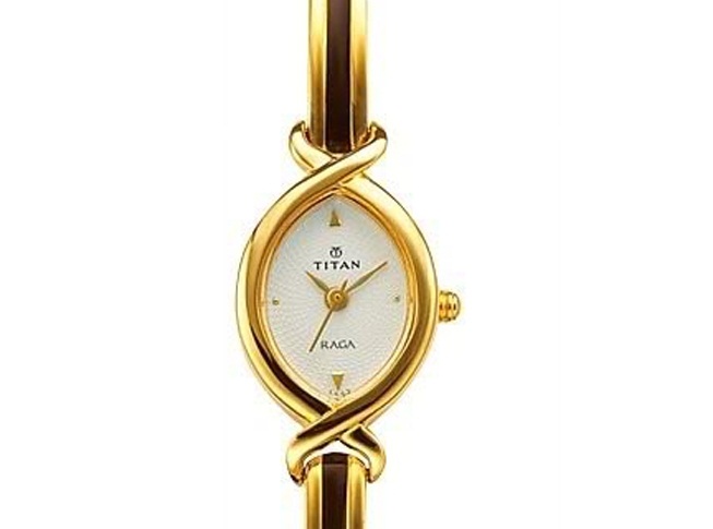 Mua đồng hồ đeo tay hiệu Titan 2251YM01